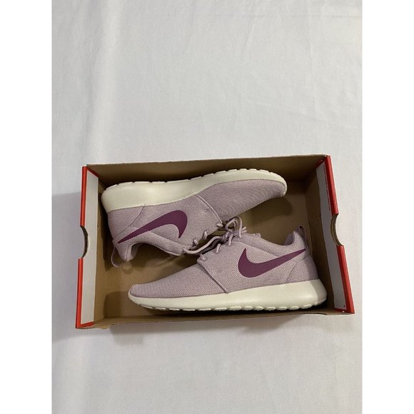 New Women’s Size 8.5 Plum Nike Roshe One Running Shoes 844994 501 - Picture 1 of 10